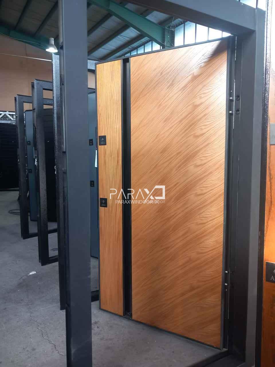 درب‌ ایمنی روکش بلوط جناغی با دستگیره مخفی